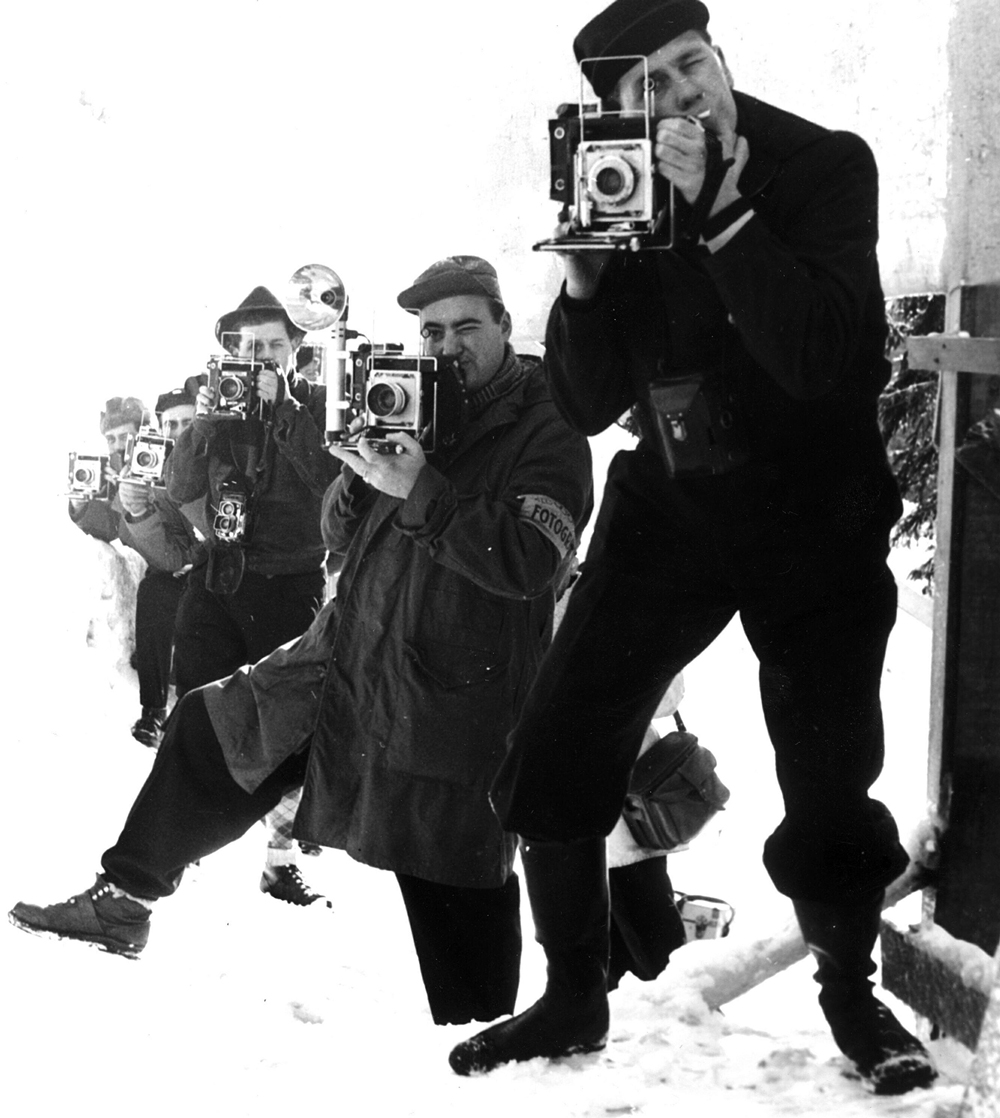 Photographers in action with the major press cameras "Speed ​​Graphic" during the Olympic jump race in Holmenkollen, Oslo 1952