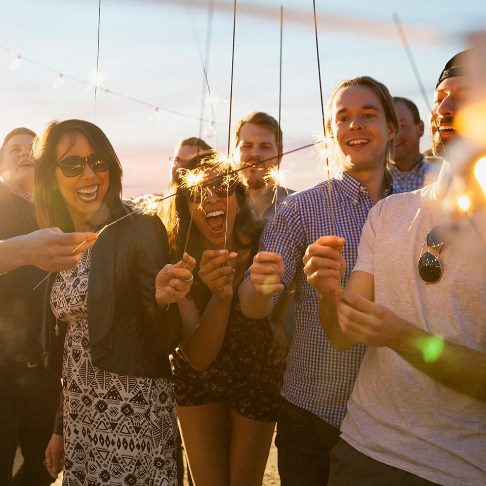 E5M0HJ - Friends with sparklers enjoying party