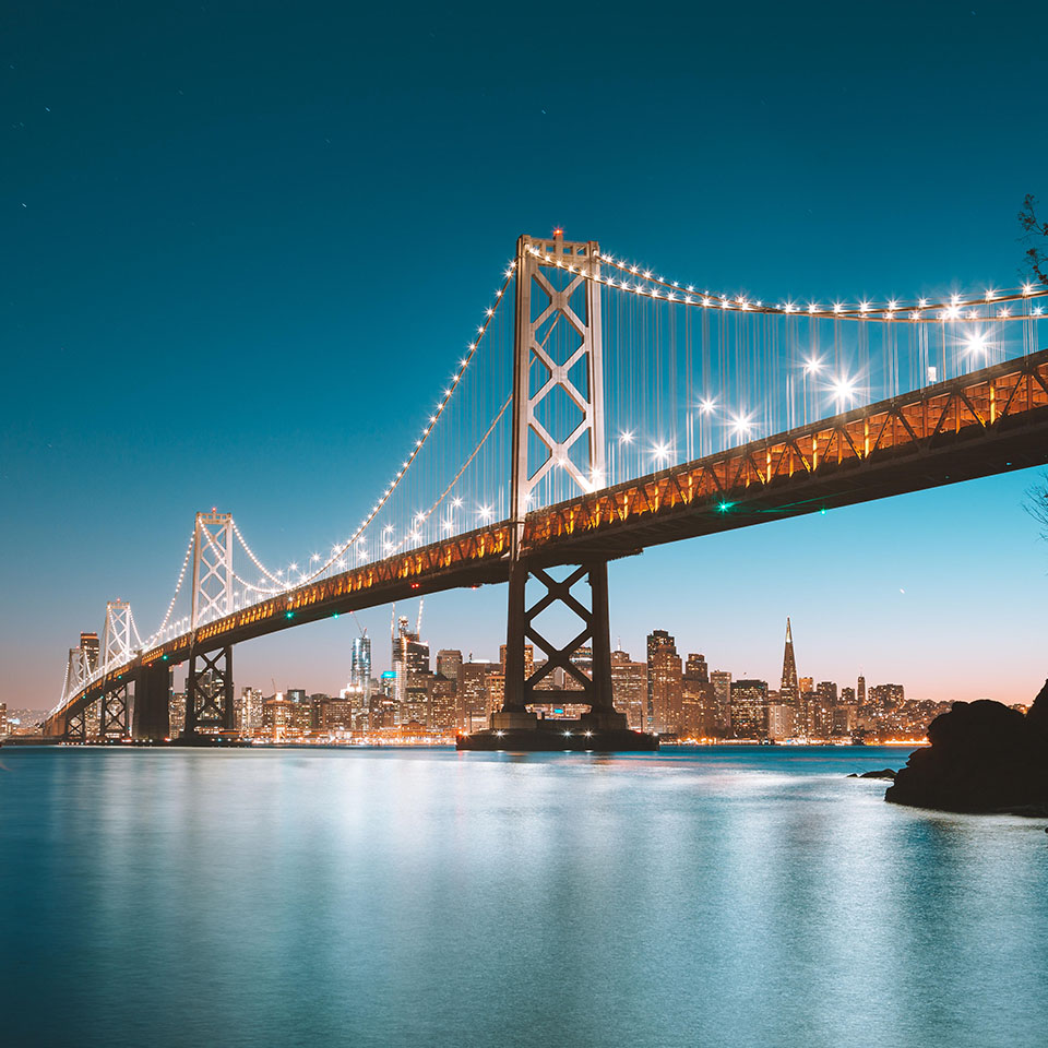 P5K4KN - Classic panoramic view of San Francisco skyline with famous Oakland Bay Bridge illuminated in beautiful evening twilight at dusk in summer